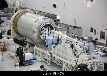 Das Orbital ATK Cygnus unter Druck stehenden Cargo Modul ist vollgepackt mit Ausrüstung und liefert in die Space Station Processing Facility am Kennedy Space Center 27. Januar 2016 in Cape Canaveral, Florida. Das Modul ist für seine bevorstehende Mission auf dem kommerziellen Resupply Services Flug zur internationalen Raumstation ISS vorbereitet. Stockfoto