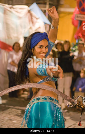 BADAJOZ, Spanien - 26. SEPTEMBER: Bauchtänzerin und arabischer Musik street Band an der Almossasa-Kultur-Festival am 26. September 2009 Stockfoto