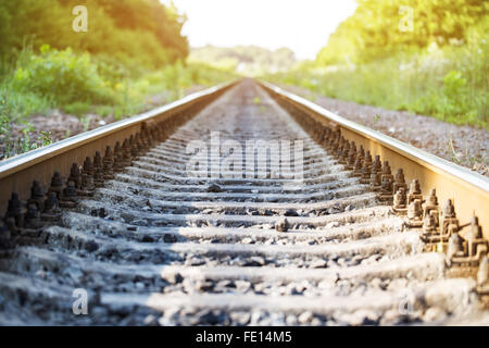 die Eisenbahn geht in die Ferne Stockfoto