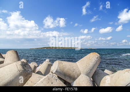 Wellenbrecher direkt am blauen Meer Stockfoto