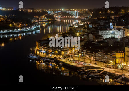 Porto bei Nacht.  Blick auf den Dom Luis Brücke über den Fluss Douro und historischen Teil der Stadt. Stockfoto