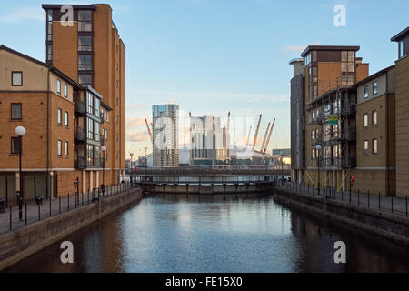 Canary Wharf-Wohnsiedlung und die O2-Arena gesehen über die Themse, London England Vereinigtes Königreich UK Stockfoto