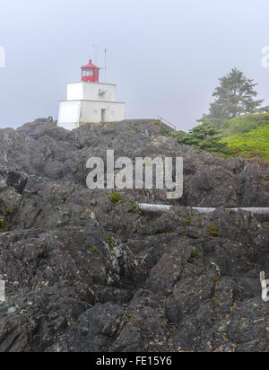 Vancouver Island, Britisch-Kolumbien: Amphitrite Leuchtturm im Nebel in der Nähe von Ucluelet auf Vancouver Island Pacific Rim clearing. Stockfoto