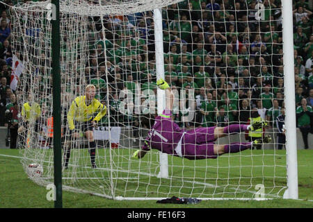 8. Oktober 2015 - Euro 2016-Qualifikation - Gruppe F - Nordirland 3 Griechenland 1. Griechenlands Torwart Orestis Karnezis ist nicht in der Lage, zu verhindern, dass Nordirland unter einem 3: 0 in Führung. Das Tor wurde von Steven Davis. Stockfoto