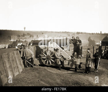 Unions-Armee Soldaten in Verankerung auf Schlachtfeld mit Kanone. Stockfoto
