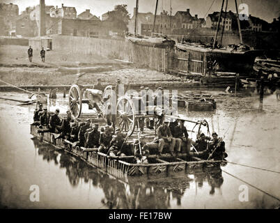 Unions-Armee Artillerie, "Gunners" und zwanzig Infanterie Truppen über Fluss auf einem Floß während der US Civil War Stockfoto