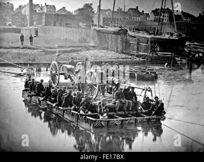 Unions-Armee Artillerie, "Gunners" und zwanzig Infanterie Truppen über Fluss auf einem Floß während der US Civil War Stockfoto