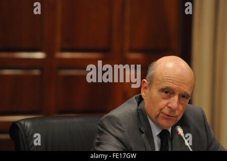 Algier. 4. Februar 2016. Alain Juppé, ehemaliger französischer Premierminister und Bürgermeister von Bordeaux, befasst sich mit eine Pressekonferenz in Algier 2. Februar 2016. Alain Juppé wurde bei einem dreitägigen Besuch in Algerien vom 1. Februar. Bildnachweis: Xinhua/Alamy Live-Nachrichten Stockfoto