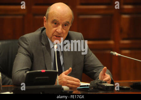 Algier. 4. Februar 2016. Alain Juppé, ehemaliger französischer Premierminister und Bürgermeister von Bordeaux, befasst sich mit eine Pressekonferenz in Algier 2. Februar 2016. Alain Juppé wurde bei einem dreitägigen Besuch in Algerien vom 1. Februar. Bildnachweis: Xinhua/Alamy Live-Nachrichten Stockfoto