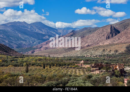 Berglandschaft mit einem Berber Dorf im hohen Atlas-Gebirge, Südmarokko, Marokko Stockfoto