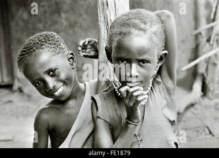 Gambische Dorf Kinder Jungen und Mädchen in den neuesten Fluss Mandinka Völker Dorf von Keneba, Gambia, Westafrika Stockfoto