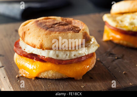 Hausgemachtes Frühstück-Ei-Sandwich mit Käse auf eine englische Muffins Stockfoto