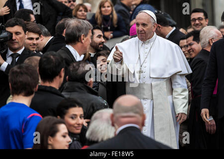 Vatikanstadt, Vatikan. 3. Februar 2016. Papst Francis hat seine wöchentliche Generalaudienz in dem Petersplatz im Vatikan, Vatikanstadt. Papst Francis am Mittwoch begrüßt Mitglieder des amerikanischen Zirkus, der während seiner wöchentlichen Generalaudienz, ihnen zu sagen, sie zeigen die Bedeutung von harter Arbeit durchgeführt. Bildnachweis: Giuseppe Ciccia/Pacific Press/Alamy Live-Nachrichten Stockfoto