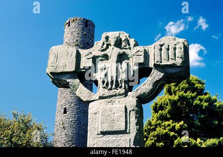 Das unfertige Kreuz und Rundturm auf keltischen christlichen Friedhof in Kells in County Meath, Irland Stockfoto