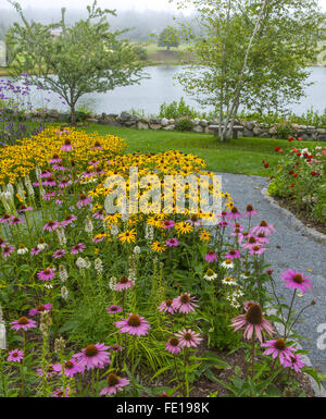 Southwest Harbor, Maine: Blühenden Gärten und Wege in der Charlotte Rhoades Park und Schmetterlingsgarten Stockfoto