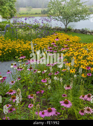 Southwest Harbor, Maine: Blühenden Gärten und Wege in der Charlotte Rhoades Park und Schmetterlingsgarten Stockfoto