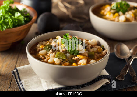 Warme hausgemachte weiße Bohnen Chicken Chili mit Paprika und Mais Stockfoto