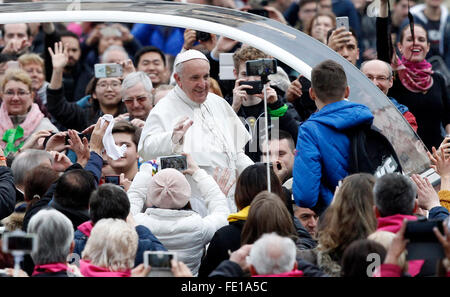 Vatikanstadt, Vatikan. 3. Februar 2016. Papst Francis Wellen an Gläubigen, als er für seine wöchentliche Generalaudienz auf dem Petersplatz kommt. © Riccardo De Luca/Pacific Press/Alamy Live-Nachrichten Stockfoto