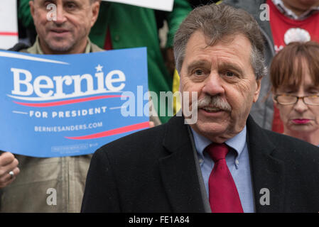 New York, Vereinigte Staaten von Amerika. 3. Februar 2016. Kommunikation Arbeiter von Amerika Bezirk 1 Vice Präsident Dennis Trainor spricht bei der Pressekonferenz, Bernie Sanders Unterstützer eine Pressekonferenz auf den Stufen des Rathauses in Manhattan zu verkünden die Sammlung von mehr als 85.000 Unterschriften, weit über die minimale Anforderung für Sanders auf dem Stimmzettel in New York City aufgenommen werden. © Albin Lohr-Jones/Pacific Press/Alamy Live-Nachrichten Stockfoto