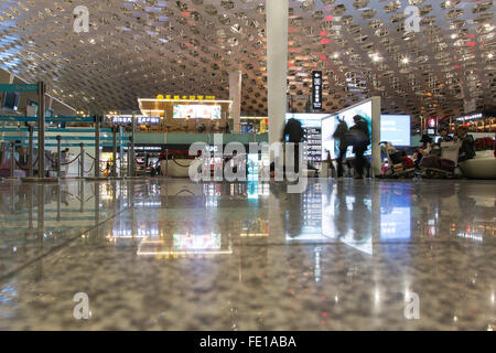 Shenzhen, China - 5. Januar 2016: Passanten in der Shenzhen Bao International Airport in Guangdong, China Stockfoto