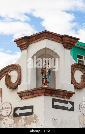 Schrein der Jungfrau Maria an einer Straßenecke in Oaxaca-Stadt, Oaxaca, Mexiko Stockfoto