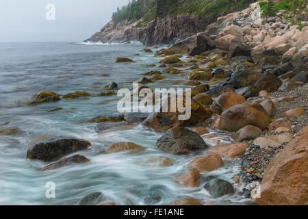 Acadia Nationalpark in Maine: Surf gewaschen Felsbrocken auf Hunters Beach Stockfoto