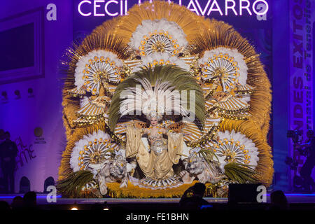 Teneriffa, Spanien. 3. Februar 2016. Die Gewinner der Gala Wahl der Karnevalskönigin in Santa Cruz De Tenerife, Cecilia Navarro Arteaga in das Kostüm Arena Blanca del Desierto, (weiße Sand der Wüste). Stockfoto