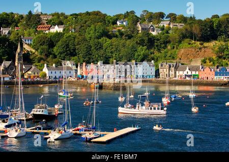 Sportboote und bemalten Häusern in Tobermory, der Isle of Mull Hauptort und Hafen. Inneren Hebriden, Schottland Stockfoto