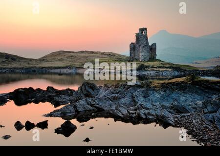 Ardvreck Castle am Ufer des Loch Assynt, North West Highlands, Schottland, stammt aus dem 15. C. Quinag Berg hinter Stockfoto