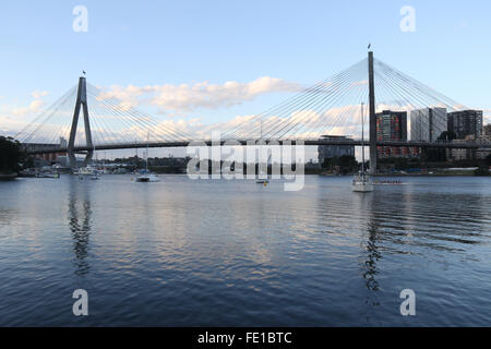 Die ANZAC Bridge gesehen vom Glebe Foreshore Weg – Sydney, Australien Stockfoto