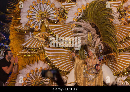 Teneriffa, Spanien. 3. Februar 2016. Die Gewinner der Gala Wahl der Karnevalskönigin in Santa Cruz De Tenerife, Cecilia Navarro Arteaga in das Kostüm Arena Blanca del Desierto, (weiße Sand der Wüste). Stockfoto