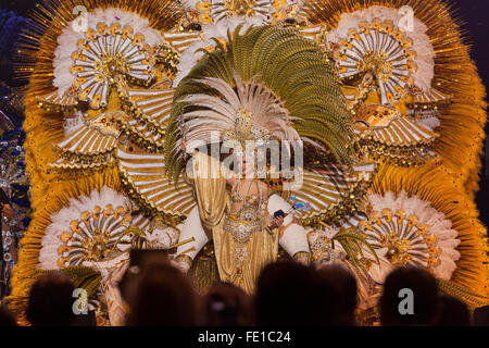 Teneriffa, Spanien. 3. Februar 2016. Die Gewinner der Gala Wahl der Karnevalskönigin in Santa Cruz De Tenerife, Cecilia Navarro Arteaga in das Kostüm Arena Blanca del Desierto, (weiße Sand der Wüste). Stockfoto