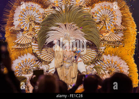 Teneriffa, Spanien. 3. Februar 2016. Die Gewinner der Gala Wahl der Karnevalskönigin in Santa Cruz De Tenerife, Cecilia Navarro Arteaga in das Kostüm Arena Blanca del Desierto, (weiße Sand der Wüste). Stockfoto