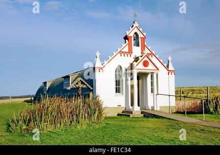 Die italienische Kapelle, Orkney, Schottland. Gebaut aus 2 Nissan Hütten von italienischen Gefangenen WW2 arbeitet an der Churchill-Barriere Stockfoto