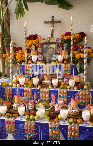 Traditionelle commemorative Altar mit durchdachten Angebot von Lebensmitteln, Blumen und Kerzen zum Tag der Toten, Oaxaca, Mexiko eingerichtet Stockfoto