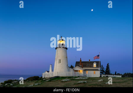 Lincoln County, Maine: Pemaquid Point Lighthouse (1835) in der Morgendämmerung mit Mond Stockfoto