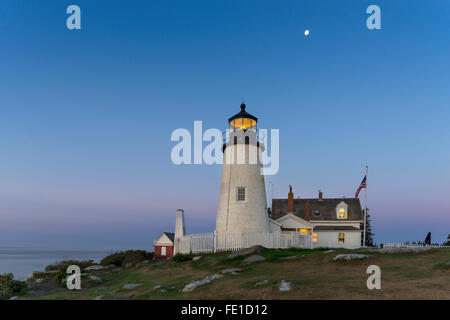 Lincoln County, Maine: Pemaquid Point Lighthouse (1835) in der Morgendämmerung mit Mond Stockfoto