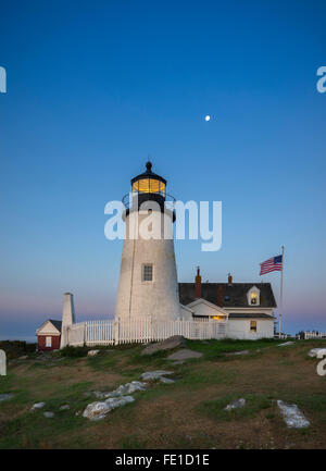 Lincoln County, Maine: Pemaquid Point Lighthouse (1835) in der Morgendämmerung mit Mond Stockfoto