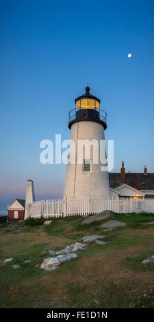 Lincoln County, Maine: Pemaquid Point Lighthouse (1835) in der Morgendämmerung mit Mond Stockfoto