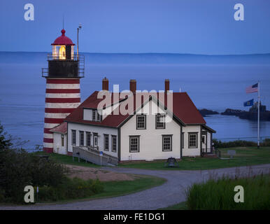 Lubec Maine: West Quoddy Head Light in der Abenddämmerung Stockfoto