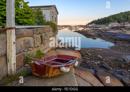 Stonington; Maine: Hölzerne Ruder Kinderwagen auf einem Felsen-Regal bei Ebbe Stockfoto