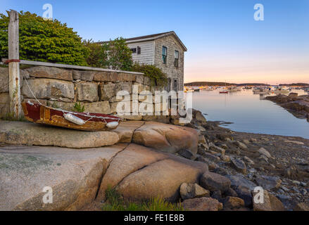 Stonington; Maine:; Hölzernen Rudern Kinderwagen auf einem Felsen-Regal bei Ebbe Stockfoto