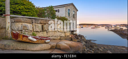 Stonington; Maine:; Hölzernen Rudern Kinderwagen auf einem Felsen-Regal bei Ebbe Stockfoto