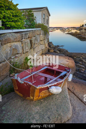 Stonington; Maine:; Hölzernen Rudern Kinderwagen auf einem Felsen-Regal bei Ebbe Stockfoto