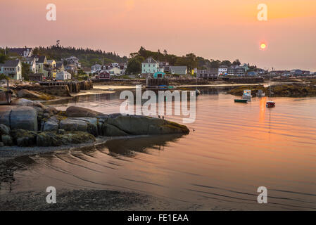 Stonington, Maine: Stonington Harbor Reflexionen bei Sonnenaufgang Stockfoto