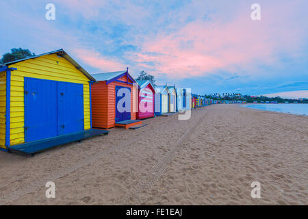 Lange Reihe von bunten Badehäuser bei Rosa Sonnenaufgang in Melbourne, Australien Stockfoto