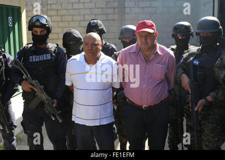 Mateo, Honduras. 3. Februar 2016. Bild zur Verfügung gestellt von Honduras' Police Investigation Division zeigt Sicherheitskräfte einbringenden mutmaßlicher Drogenhändler Jose Raul Amaya Argueta (2. R, vorne) und Carlos Emilio Arita Lara (2. L Front) zu einem Luftwaffenstützpunkt von Tegucigalpa, in Honduras, am 3. Februar 2016 Mateo Dorf. Regierung von Honduras am Mittwoch Verdacht Drogenhändler Jose Raul Amaya und Carlos Arita Lara in die Vereinigten Staaten ausgeliefert. Bildnachweis: DPI/Xinhua/Alamy Live-Nachrichten Stockfoto