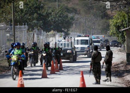 Mateo, Honduras. 3. Februar 2016. Sicherheitskräfte nehmen Teil an einer Operation wie sie mutmaßliche Drogenhändler Jose Raul Amaya Argueta und Carlos Emilio Arita Lara auf einem Luftwaffenstützpunkt von Tegucigalpa ihre Ausweisung in die Vereinigten Staaten in Honduras, Mateo Dorf am 3. Februar 2016 übertragen. Regierung von Honduras am Mittwoch Verdacht Drogenhändler Jose Raul Amaya und Carlos Arita Lara in die Vereinigten Staaten ausgeliefert. Bildnachweis: Rafael Ochoa/Xinhua/Alamy Live-Nachrichten Stockfoto