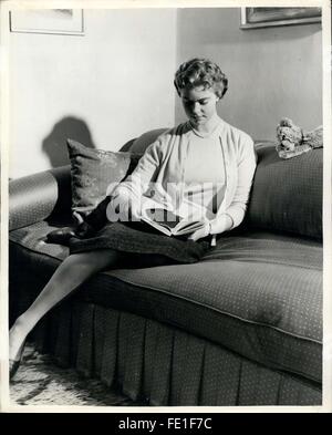 1954 - Prinzessin Margaretha feiert ihren 20. Geburtstag. Älteste Tochter von Prinzessin Sibylla von Schweden Prinzessin Margaretha von Schweden, älteste Tochter von Prinzessin Sibylla und der späte Prinz Gustav Adolf feiert ihren 20. Geburtstag am 31. Oktober und dieses Bild wurde speziell in ihrer Wohnung von den königlichen Palast, Stockholm, um diesen Anlass zu feiern. Keystone-Fotoshows: Prinzessin Margaretha entspannt mit einem Buch im Palast flach. © Keystone Bilder USA/ZUMAPRESS.com/Alamy Live-Nachrichten Stockfoto