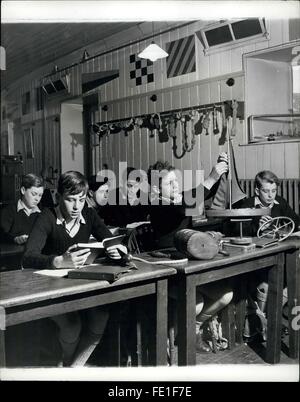 1963 - wie Vater. Prinz Charles wird nach Gordonstoun gehen: Endlich ist die Nachricht raus: Prinz Charles wird nach Gordonstoun gehen, der alten Schule seines Vaters am Morey Firth in Schottland. Zu Beginn des Sommersemesters wird er in die Windmill Lodge, ein Haus mit 60 Jungen an der ca. 519 Jahre alten, 400 Schüler schweren Schule, einsteigen. Sein Schulleiter wird Mr. F.R.G. Chew sein, der die Schule seit 1959 leitet. Das Hauptziel von Gordonstoun, 1934 von Dr. Hurt Hahn gegründet, ist die Entwicklung von Charakter und Initiative mit starkem Schwerpunkt auf Selbstdisziplin und körperlicher Androizität. Es gibt keinen Grund, außer dem Prin Stockfoto